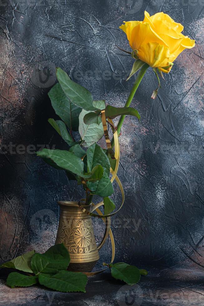 bouquet de des roses pour le vacances. aux femmes jour, la Saint-Valentin jour, Nom journée. sur une foncé Contexte. photo