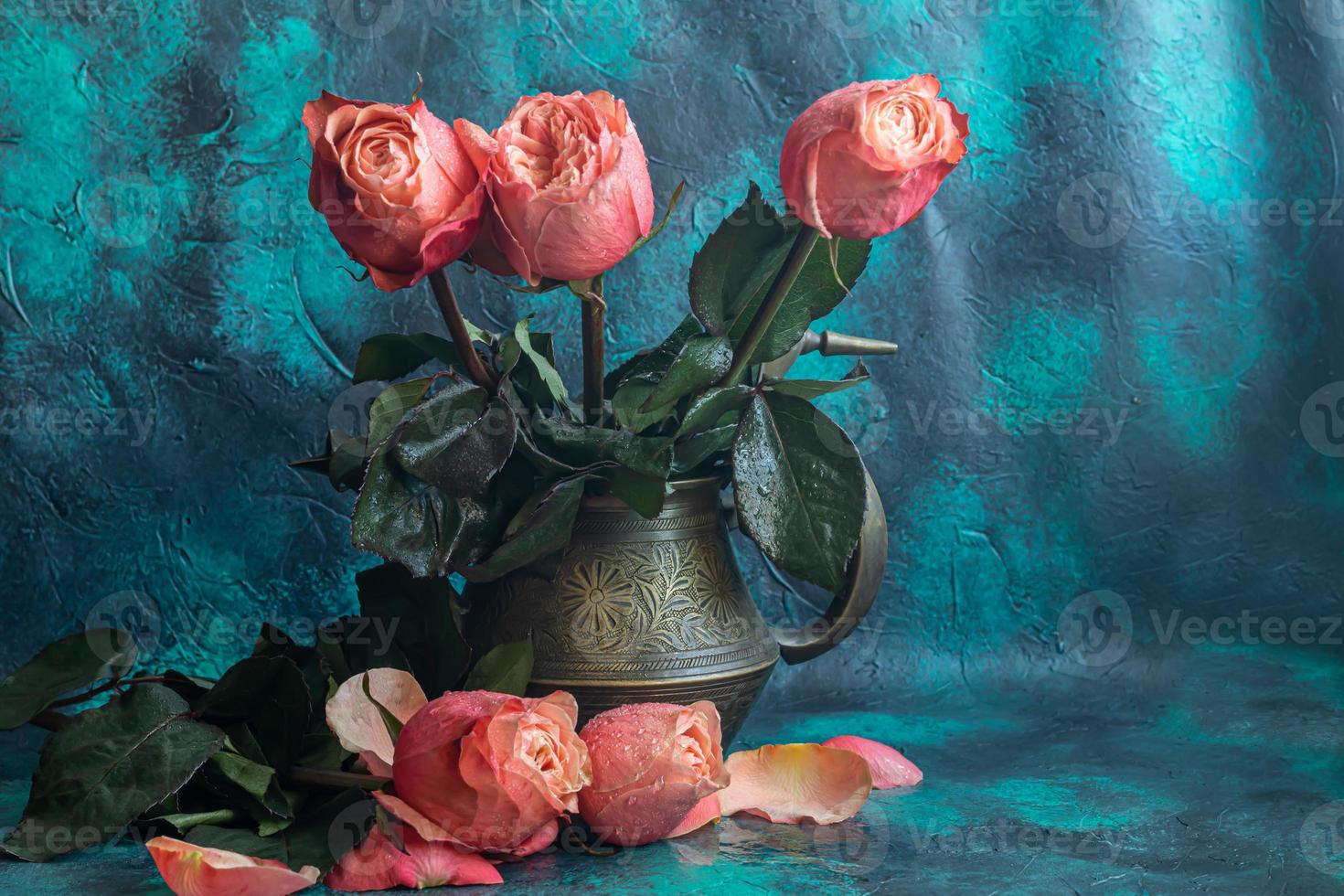 bouquet de des roses pour le vacances. aux femmes jour, la Saint-Valentin jour, Nom journée. sur une foncé Contexte. photo