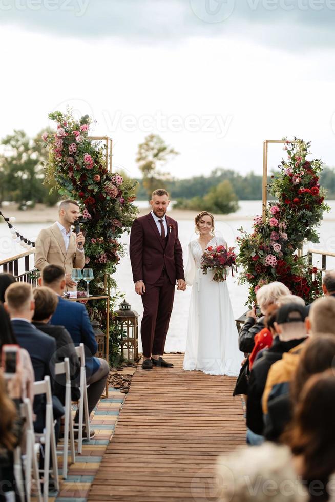 cérémonie de mariage des jeunes mariés sur la jetée photo