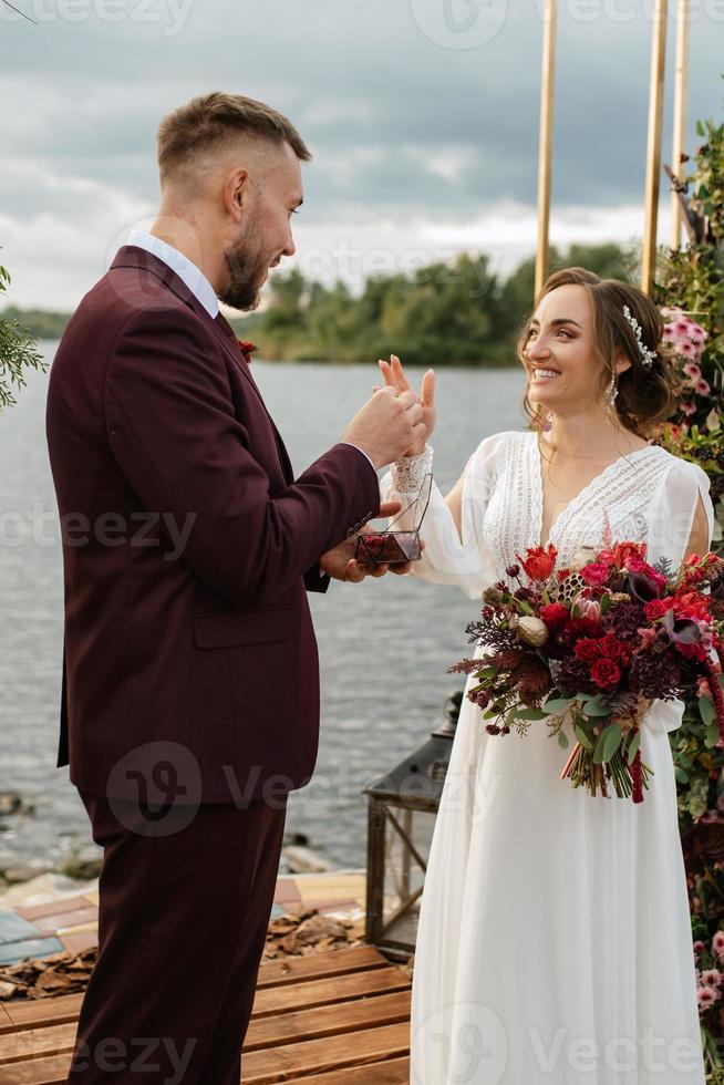 cérémonie de mariage des jeunes mariés sur la jetée photo