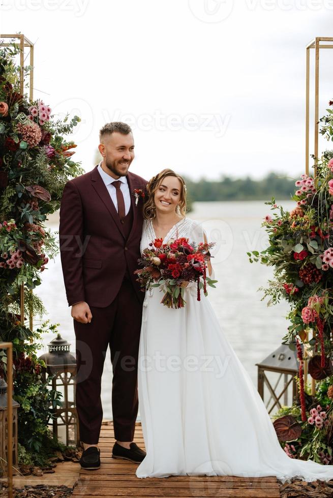 cérémonie de mariage des jeunes mariés sur la jetée photo