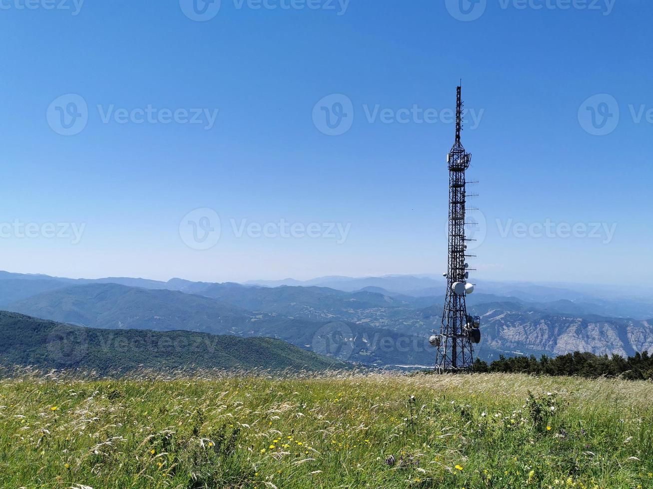 tour d'antenne de communication cellulaire télécom sur fond bleu photo
