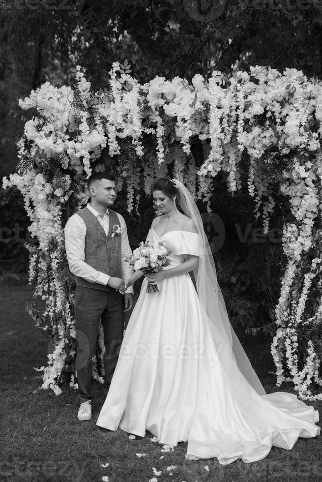 mariage la cérémonie de le jeunes mariés sur le clairière photo