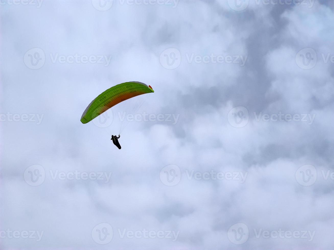 parapente sur ciel nuageux photo