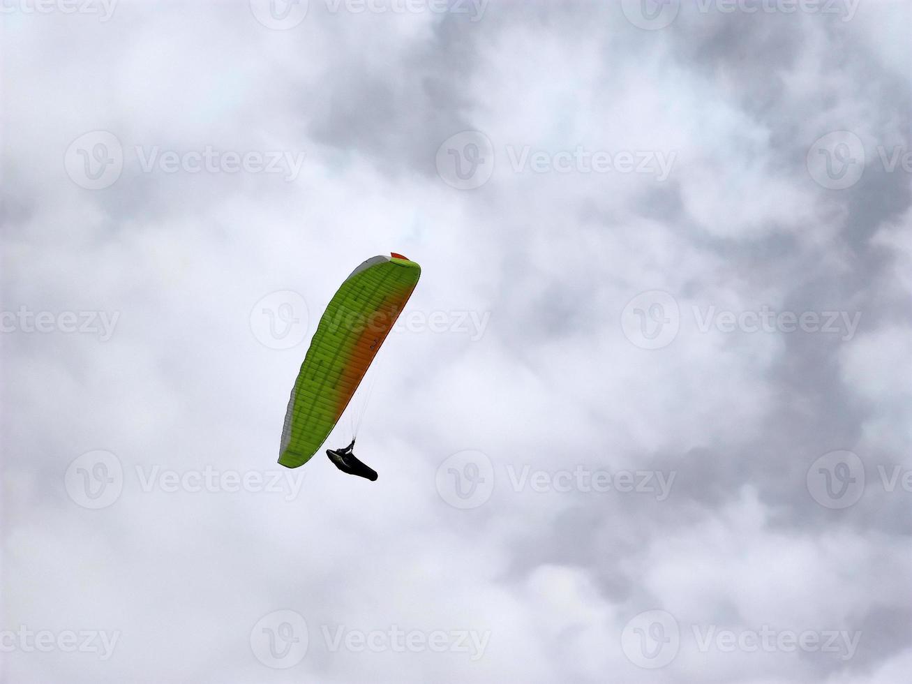 parapente sur ciel nuageux photo