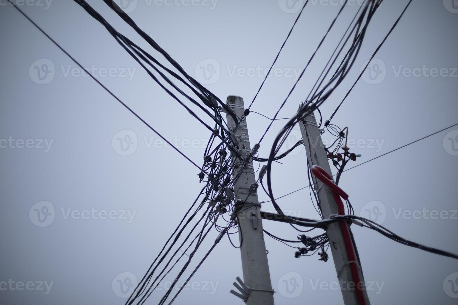 électrique fils contre ciel. fils sur pôle. Urbain Infrastructure. photo