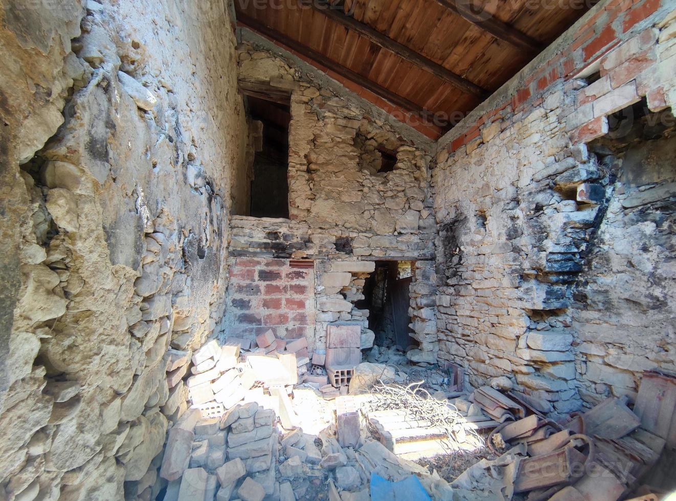 vieux abandonné toit s'est effondré ferme maison bâtiment dans Italie photo