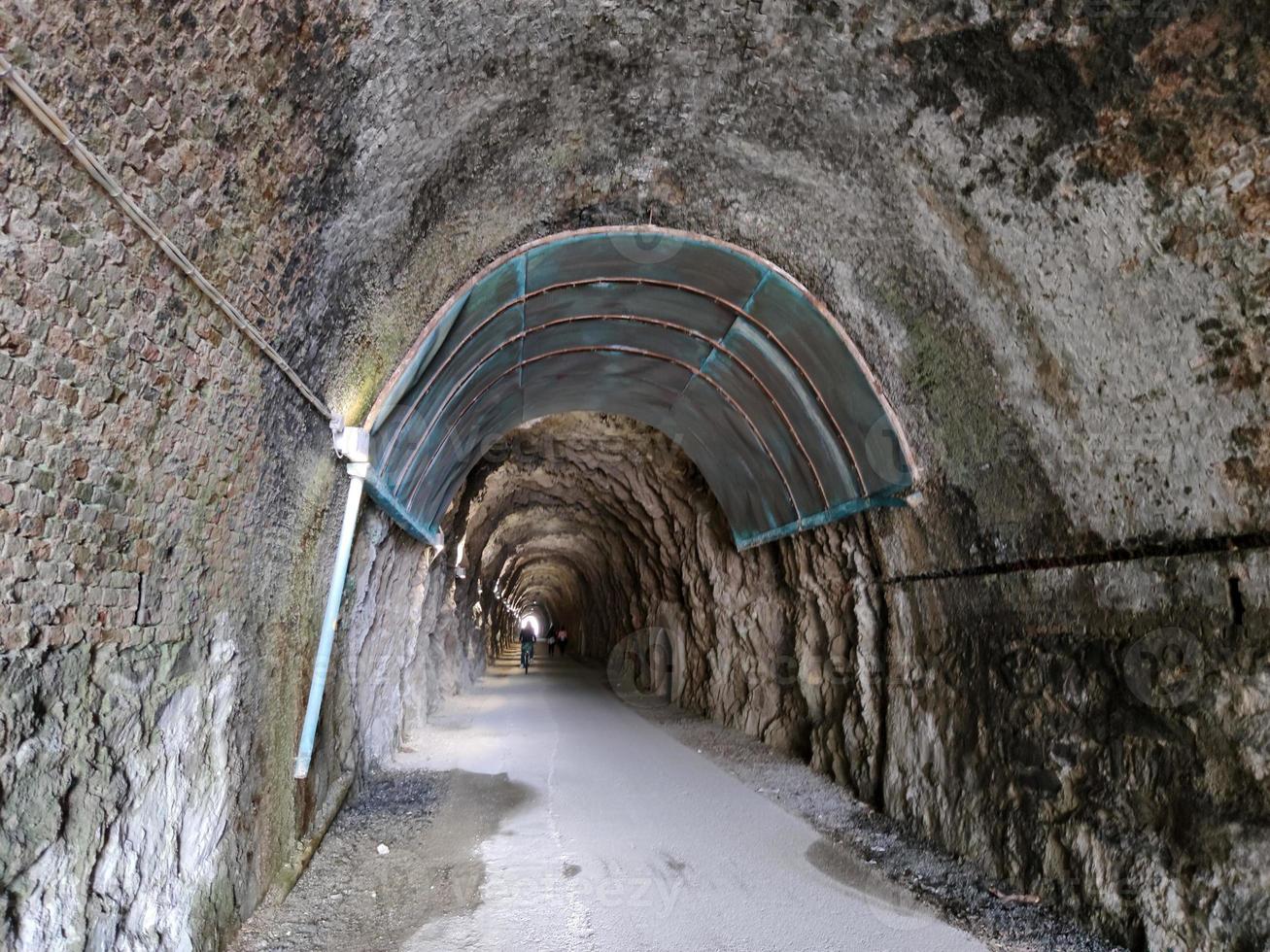 Ancien tunnel de chemin de fer abandonné entre Varazze et Cogoleto ligurie italie photo