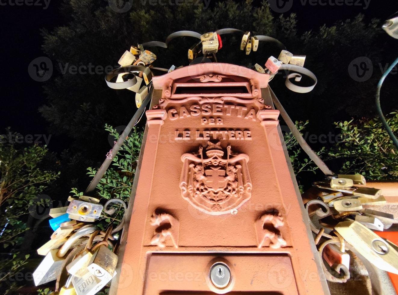 alassio, italie - 13 décembre 2021 - bien célèbre muretto, mur de célébrités la nuit photo