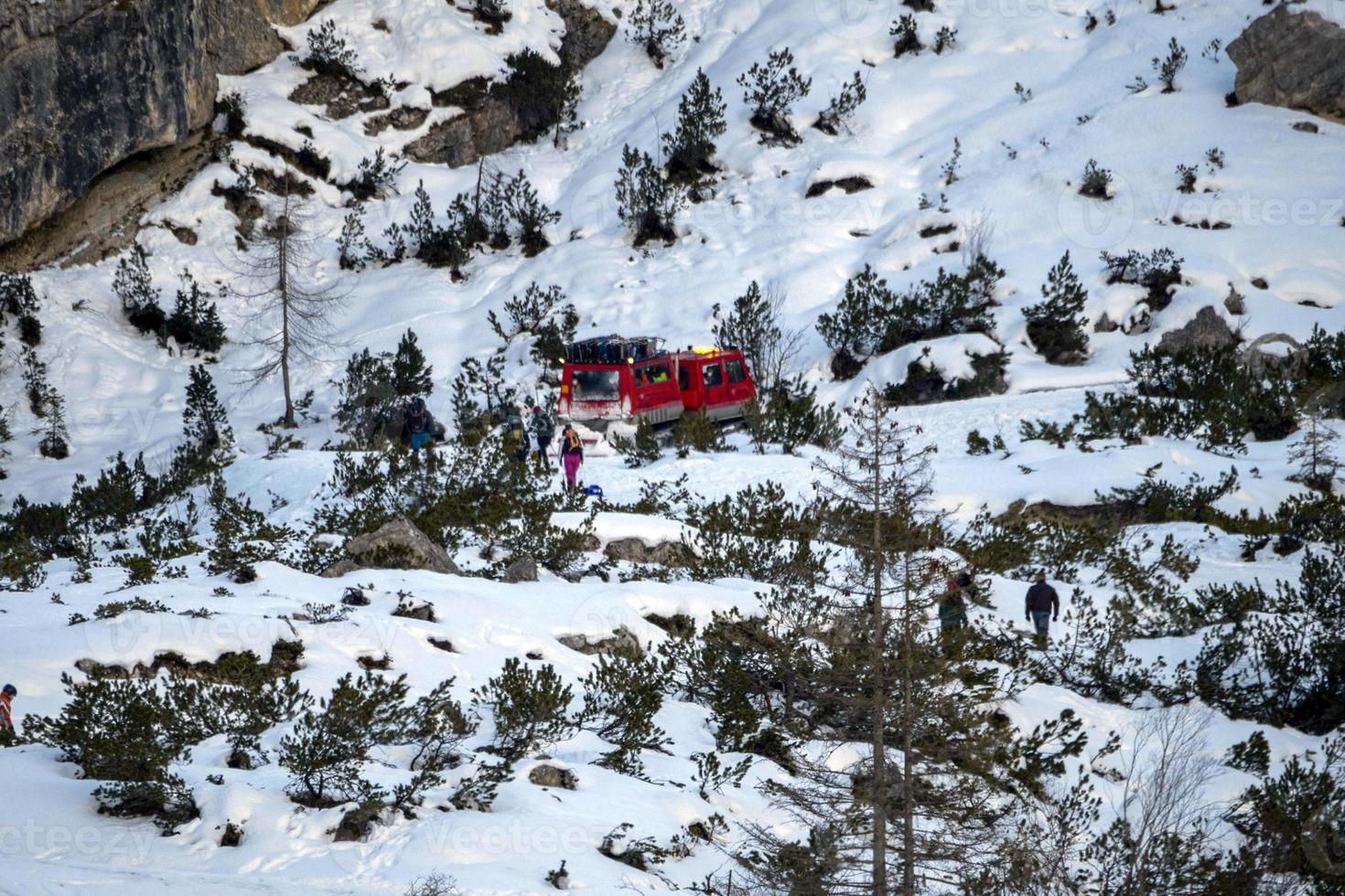 rouge suivi motoneige détail escalade fanes Montagne dans dolomites sur blanc neige photo