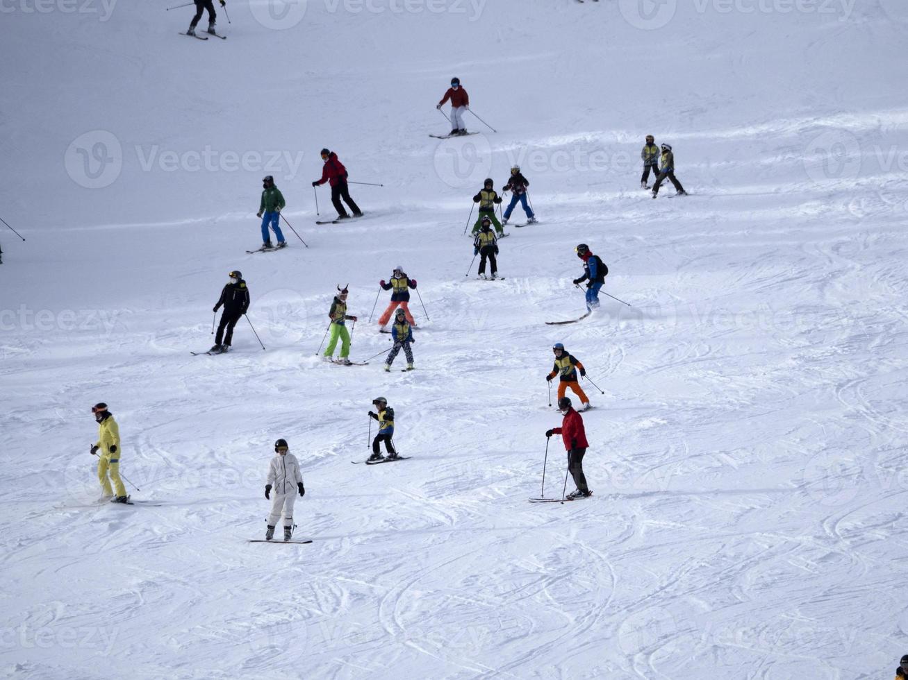 de nombreux skieurs skiant dans les montagnes de neige de la vallée de Gardena dolomites photo