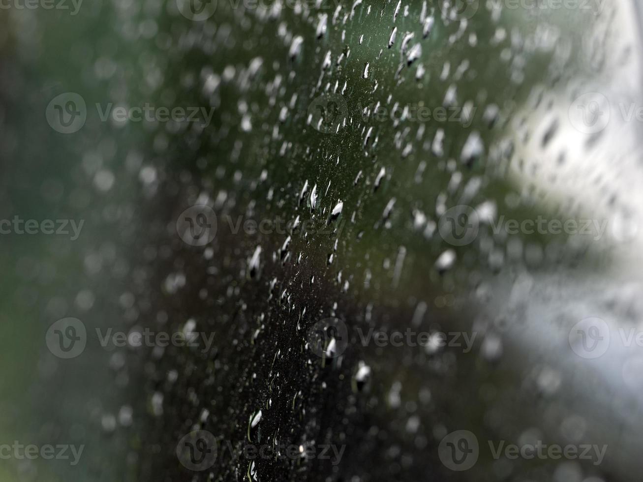 gouttes d'eau de pluie sur une surface métallique bleue photo