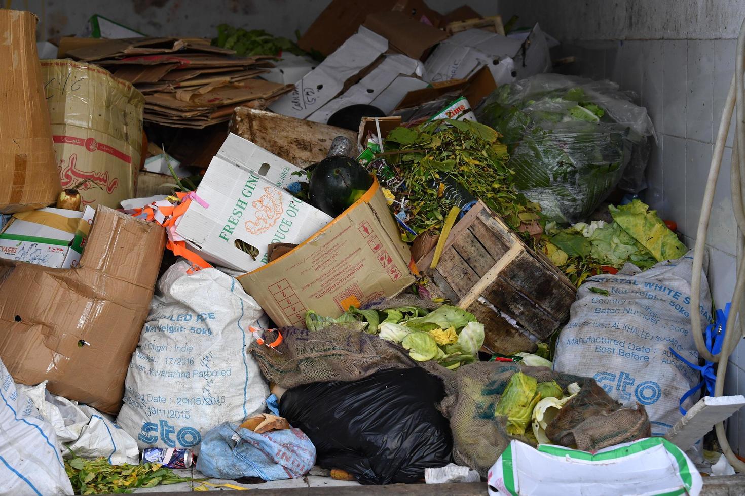 homme, maldives - 4 mars 2017 - personnes achetant au marché aux poissons photo