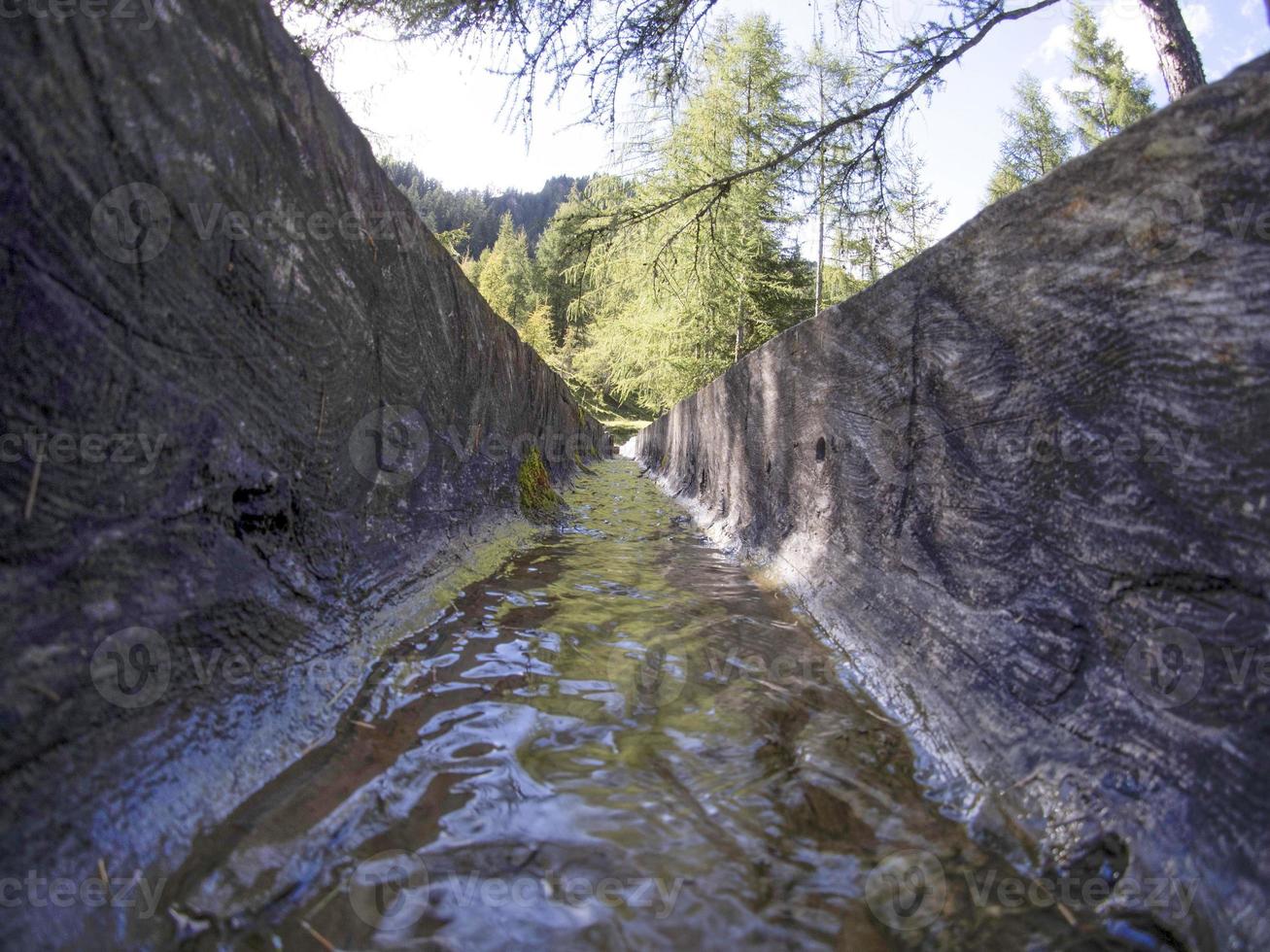 vallée du moulin à eau dans les dolomites longiaru vallée de la badia photo