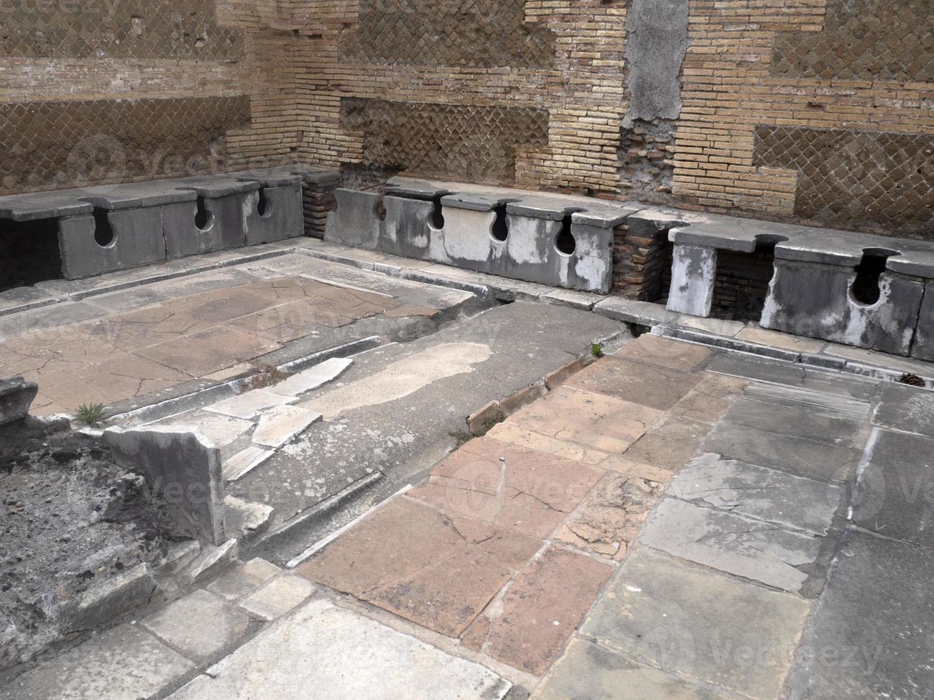 toilettes vieux antique ostia ruines archéologiques photo