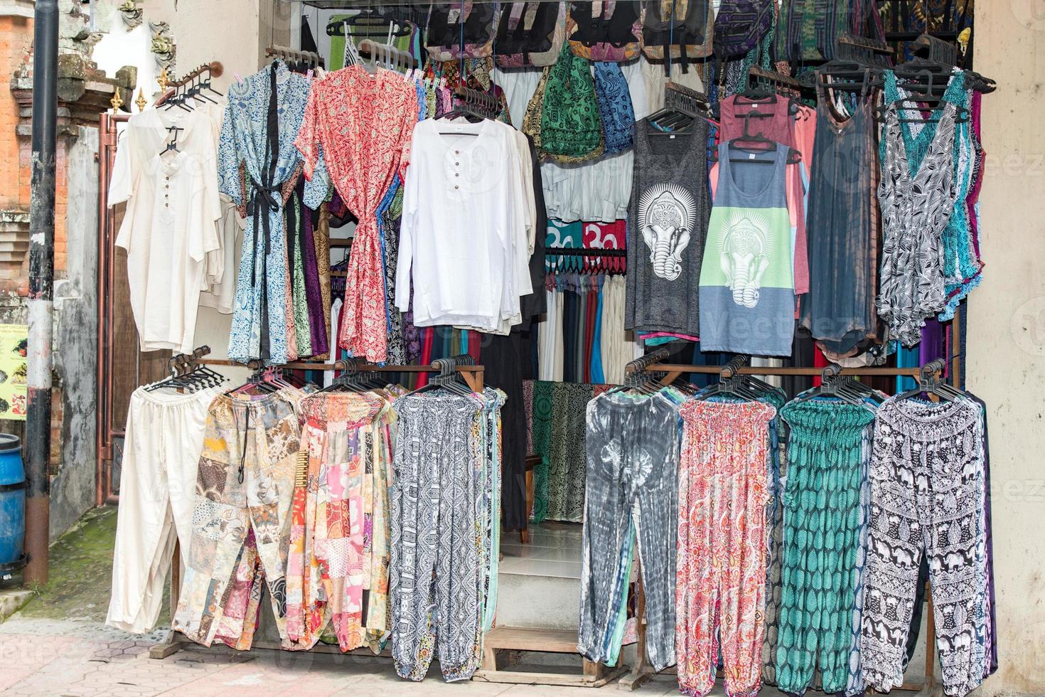 vêtements vintage à vendre à l'intérieur d'un magasin photo