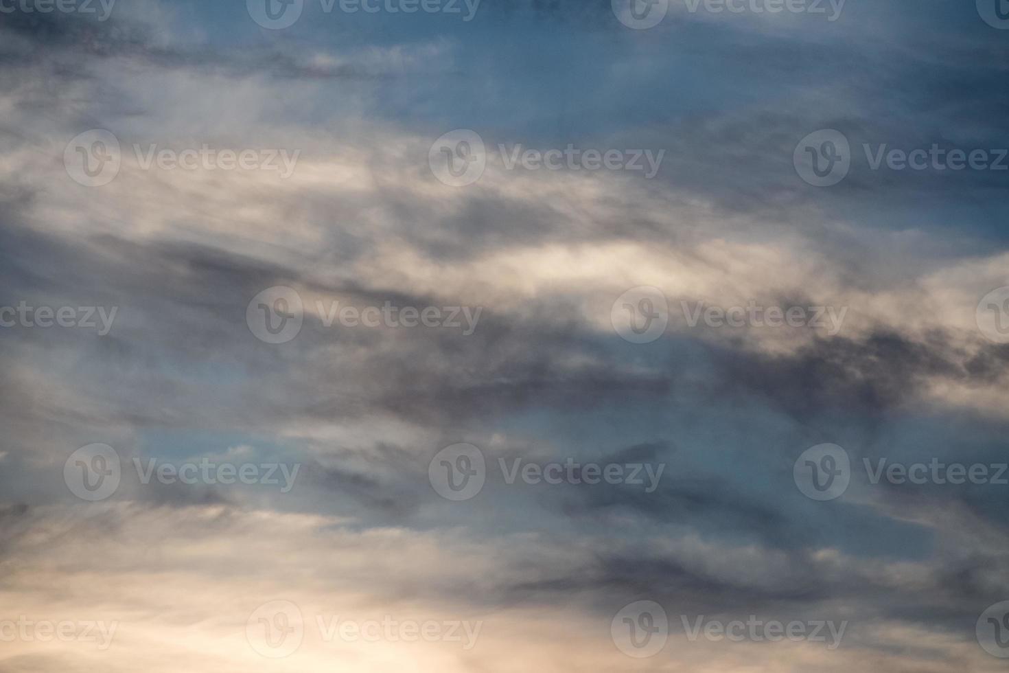 fond de ciel nuageux bleu clair naturel au coucher du soleil photo