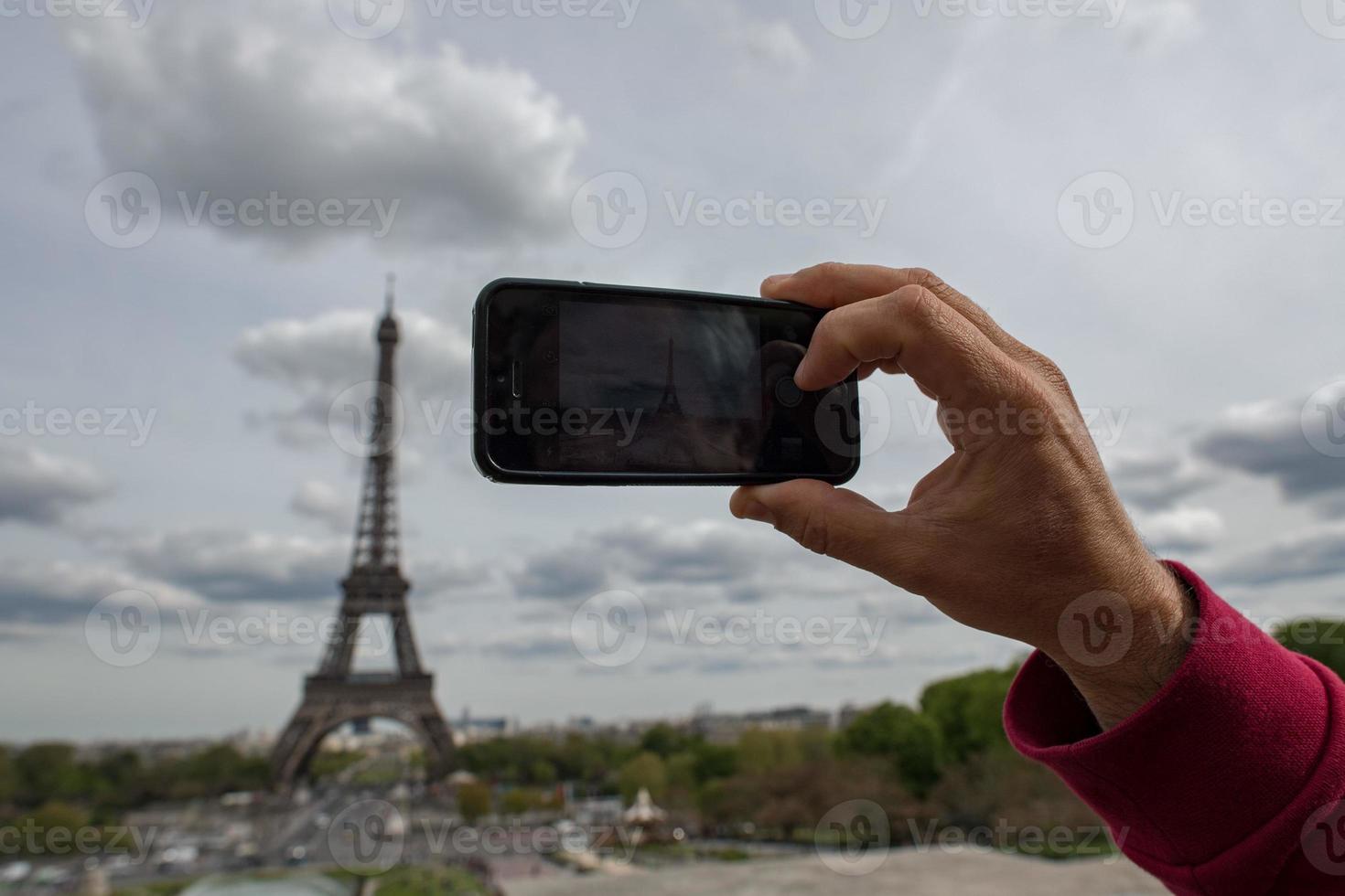 main prise selfie à Paris tour Eiffel photo