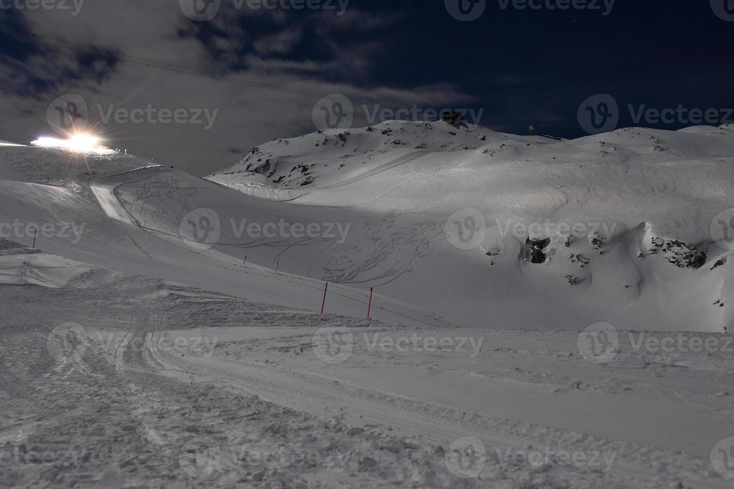 motoneige sur piste de ski la nuit photo