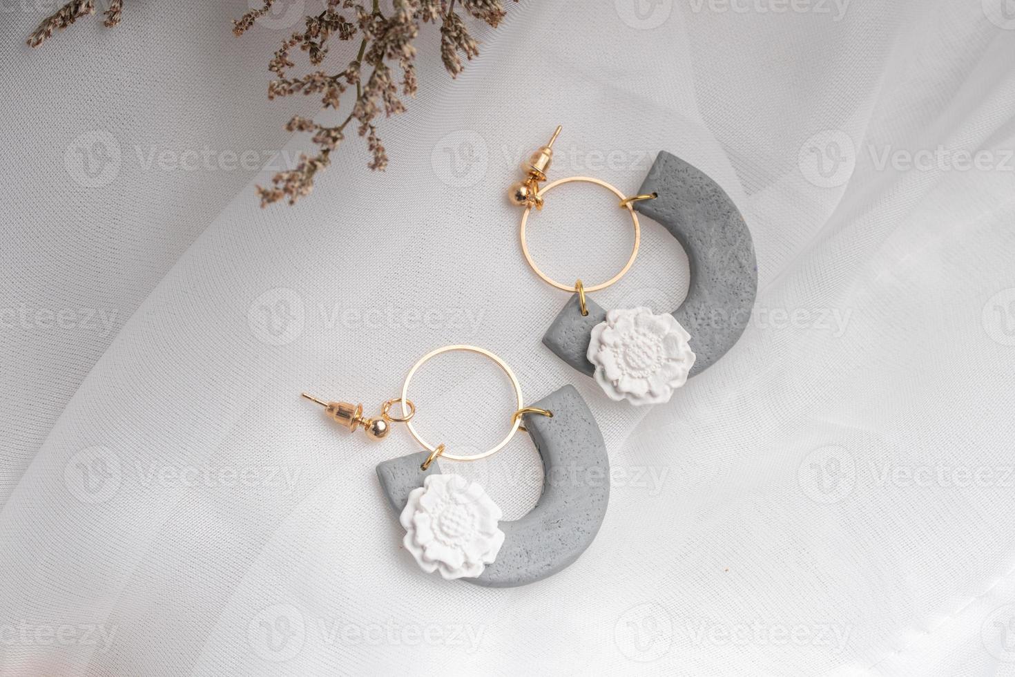 boucles d'oreilles faites à la main, argile polymère, bijoux fantaisie. photo