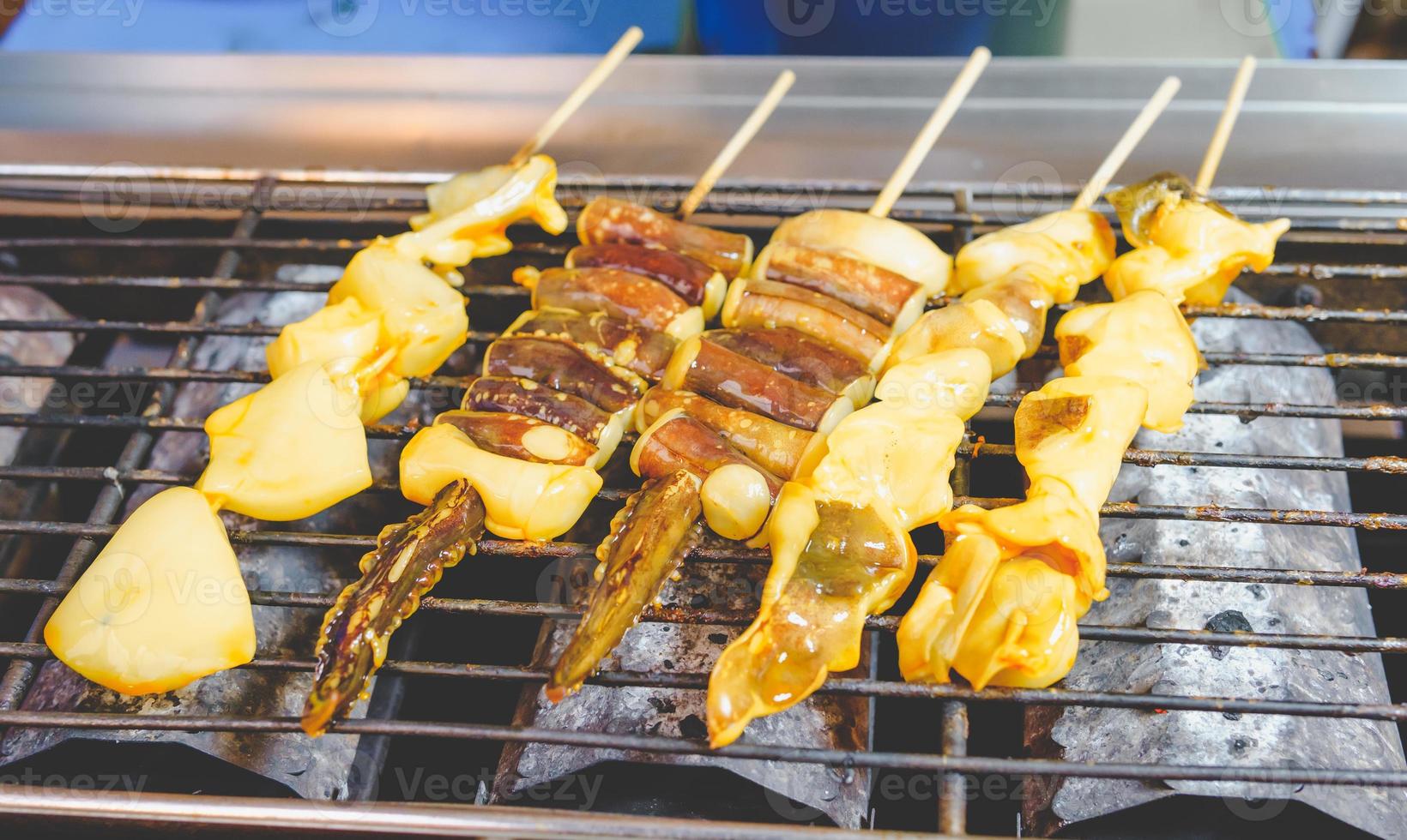 grillé calamar brochettes cette est grillage sur le le fourneau photo