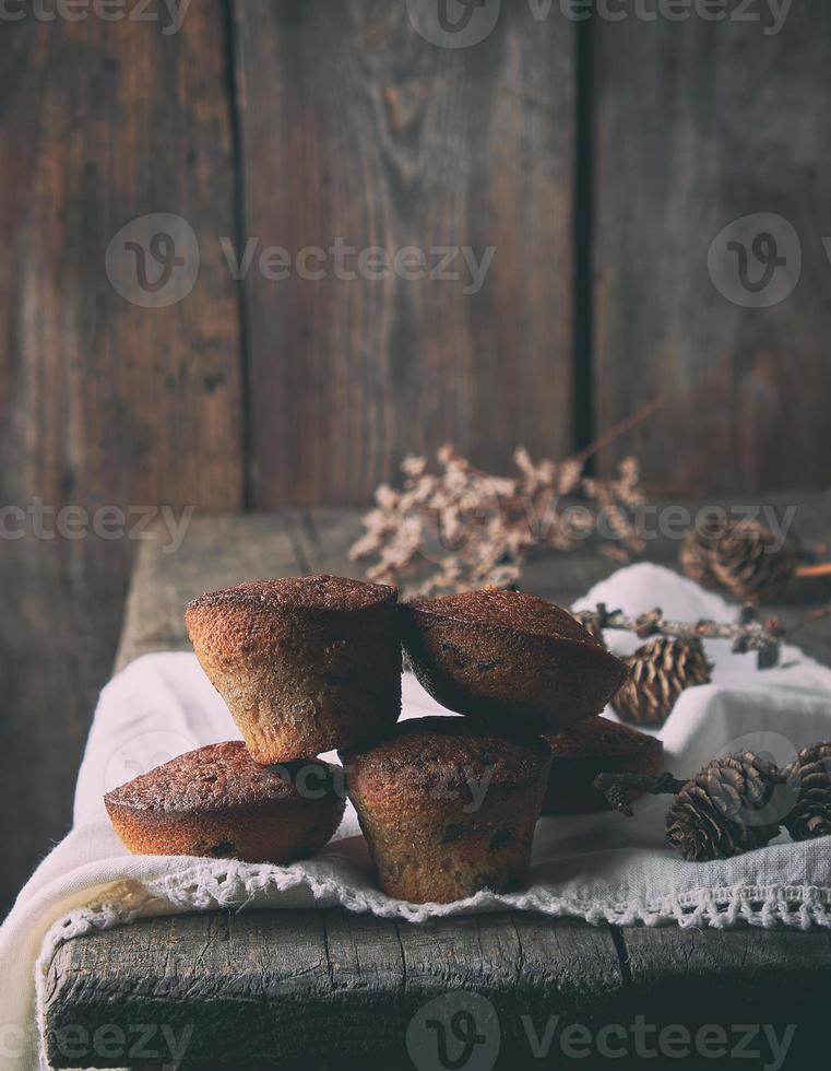 cuit petit rond petits gâteaux sur une blanc textile serviette de table photo