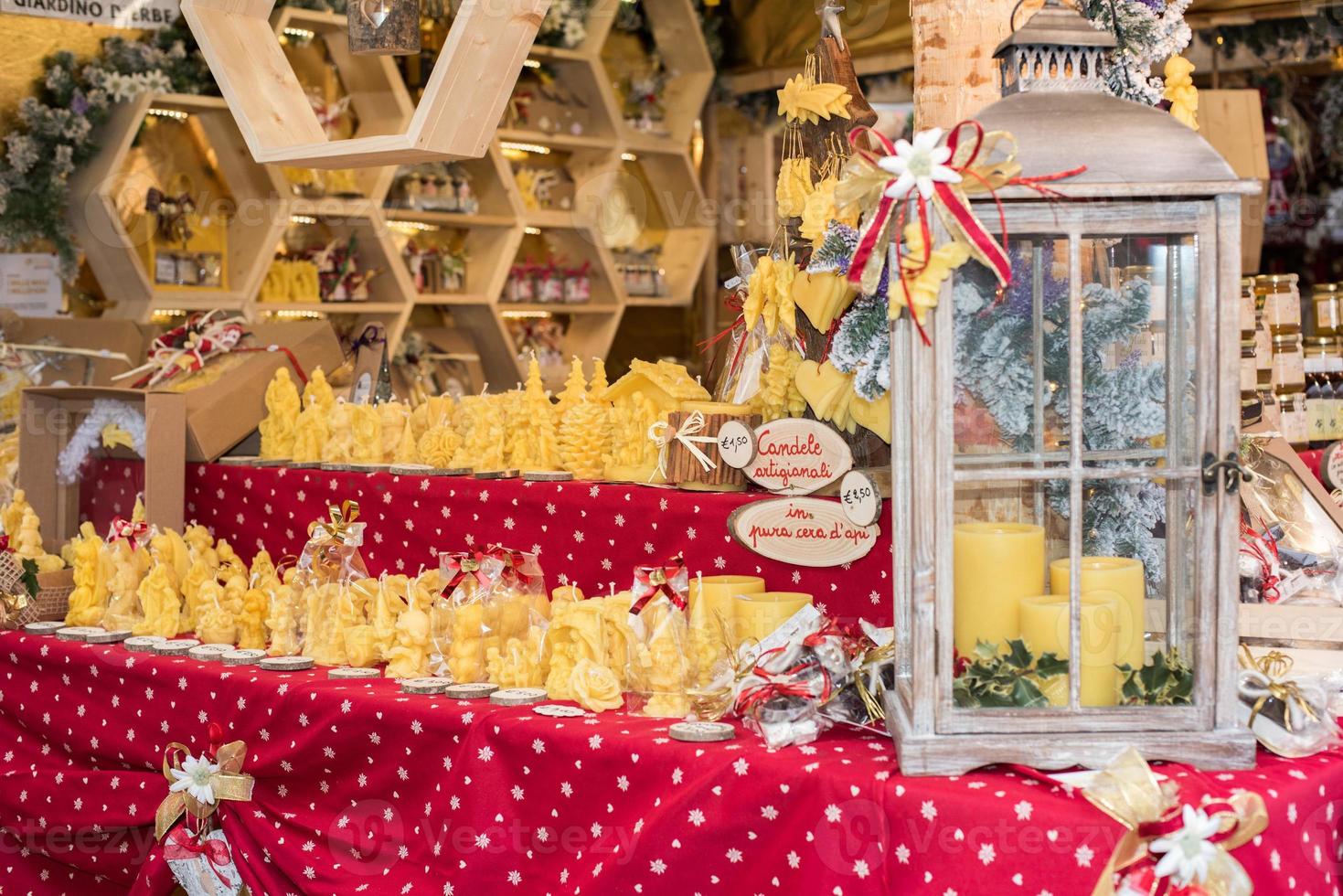 décorations de noël au marché de rue photo