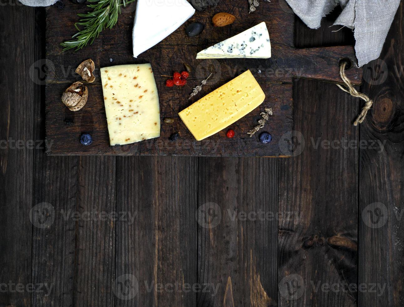 fromage sur une marron Coupe planche roquefort, Brie, fromage avec noix photo