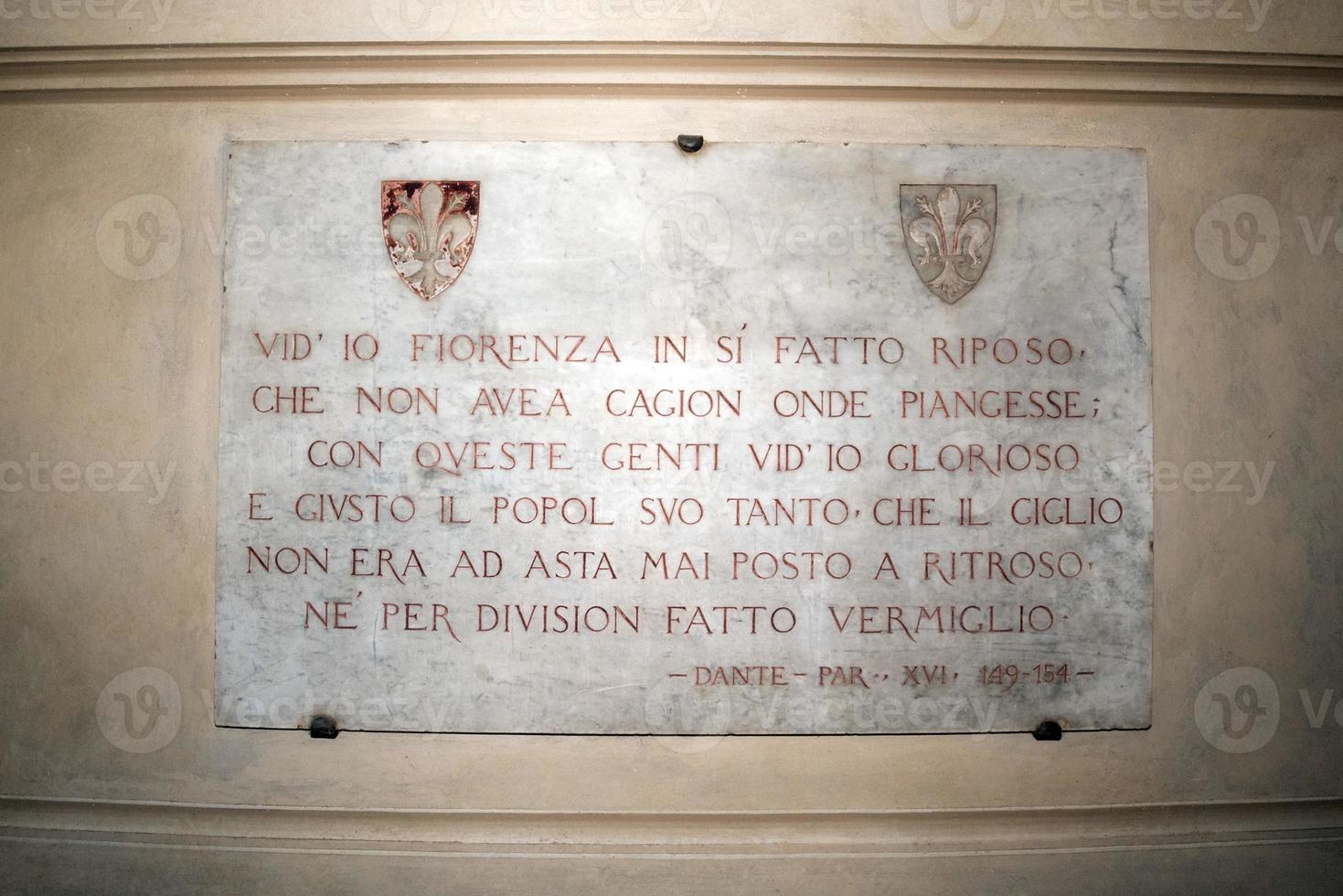 dante une inscription sur marbre dans Sienne photo