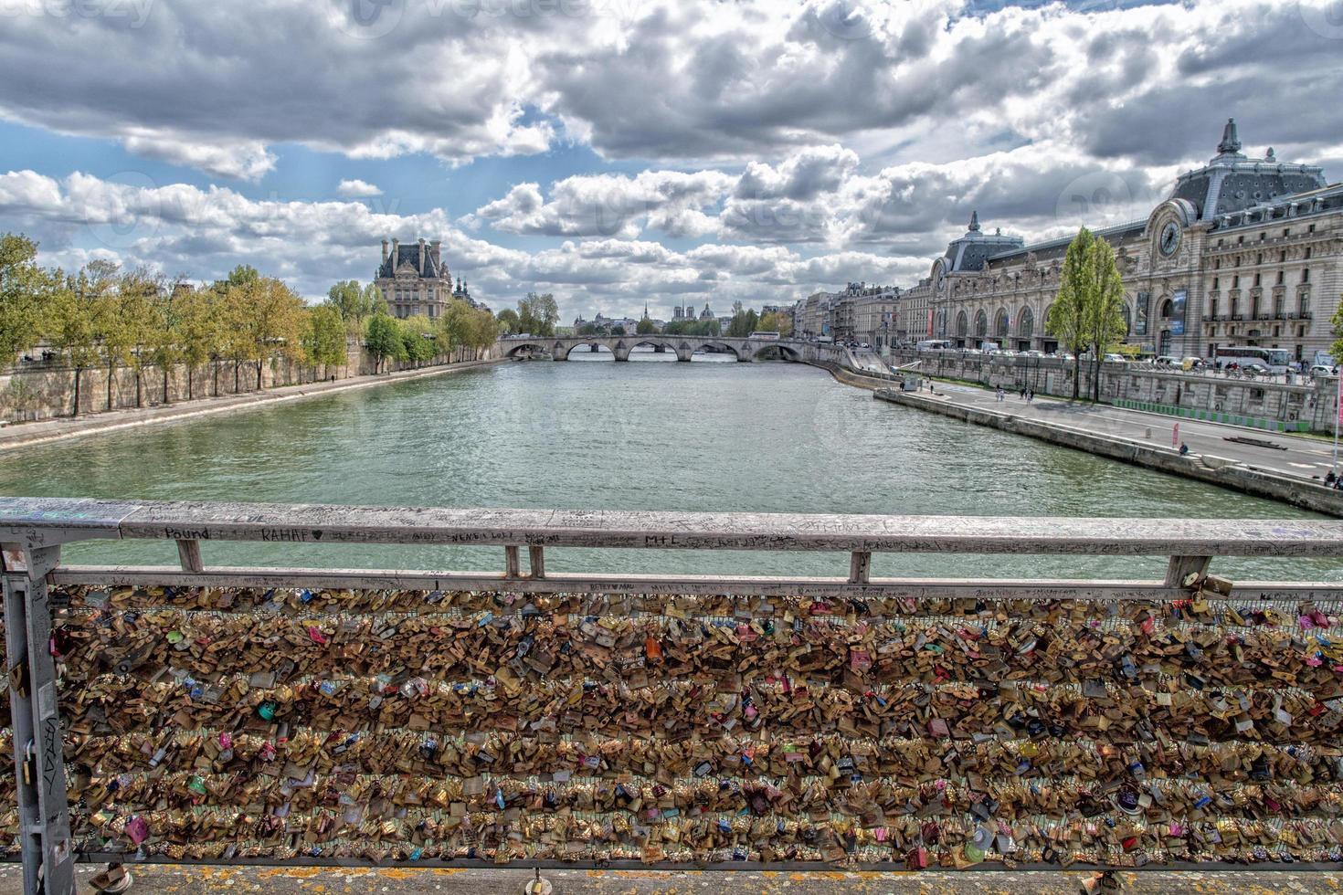 pont d'amour plein de casiers à paris aux beaux jours photo