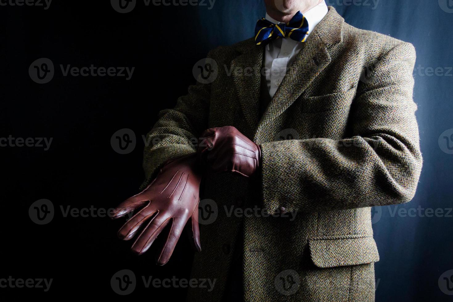 portrait de homme dans tweed costume et cuir gants. ancien style et rétro mode de classique Britanique gentilhomme. photo