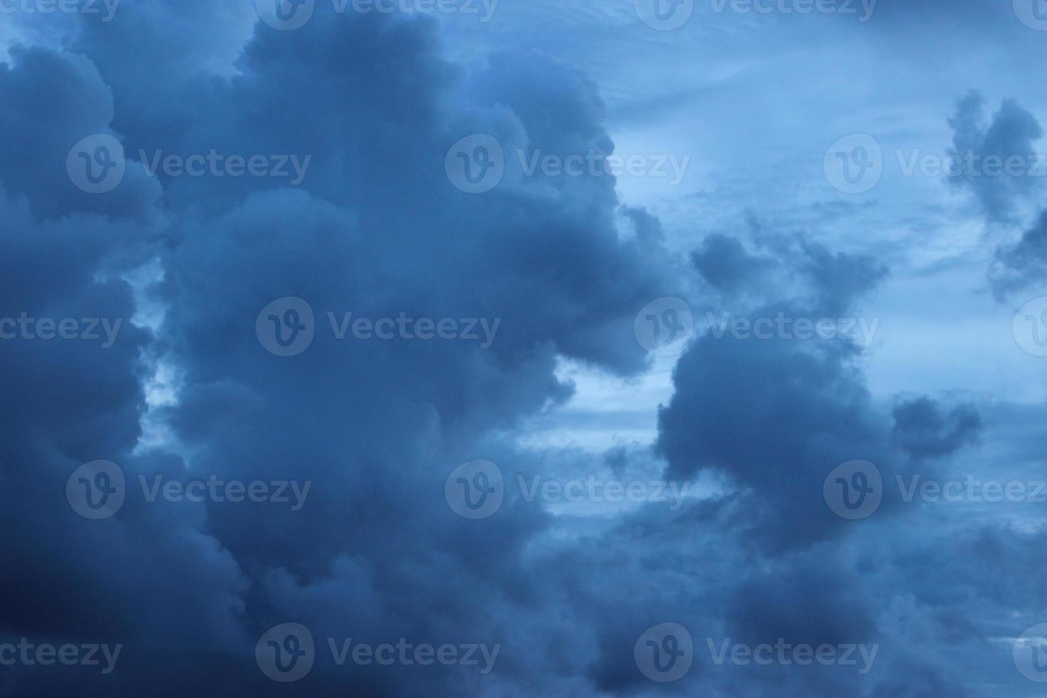 foncé bleu nuage avec blanc lumière ciel Contexte et minuit soir temps photo