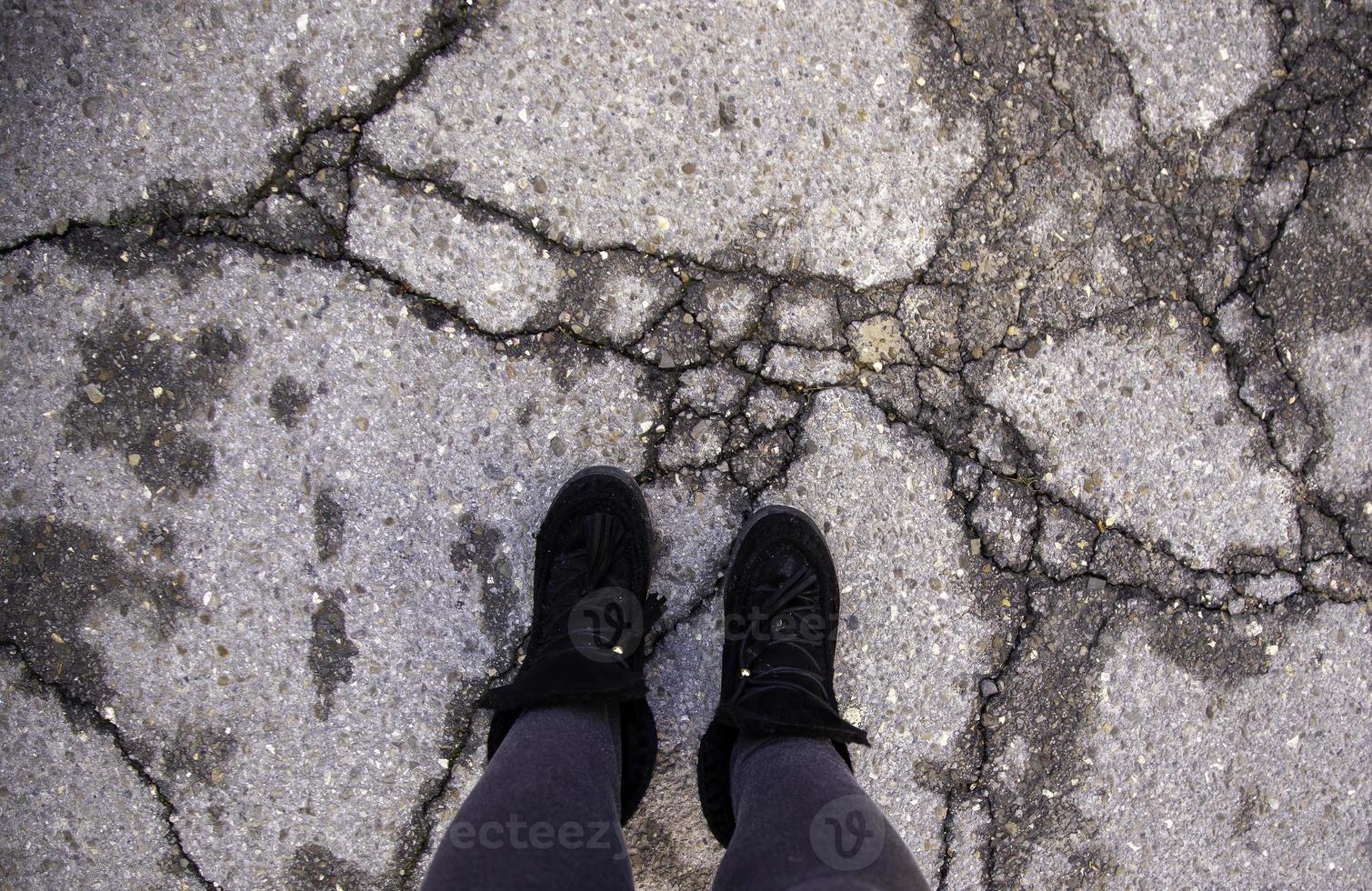 pieds sur fissuré asphalte photo