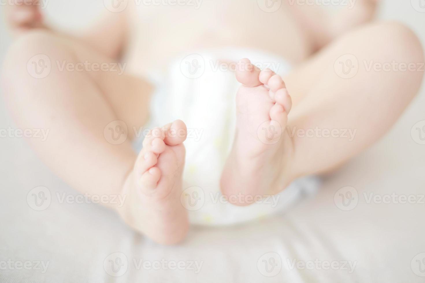 petit bébé fille pieds sur le lit photo