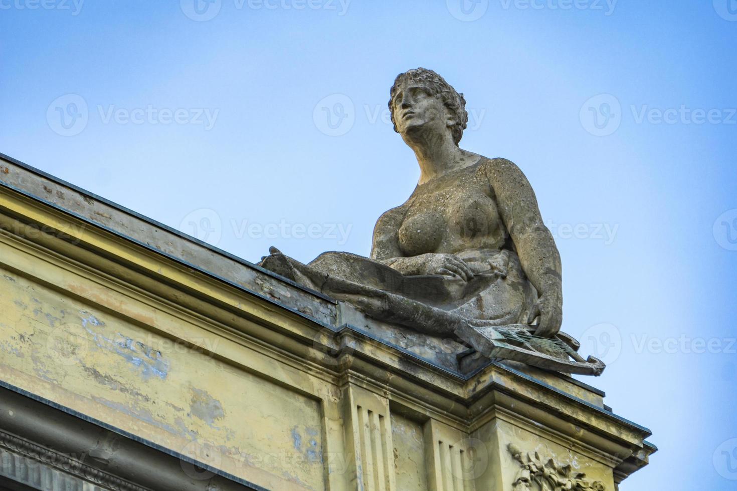 sculptures sur le toit du théâtre arena del sole à bologne photo