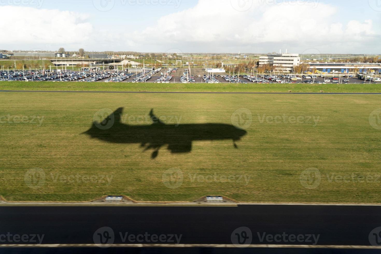 silhouette d'avion à l'atterrissage photo