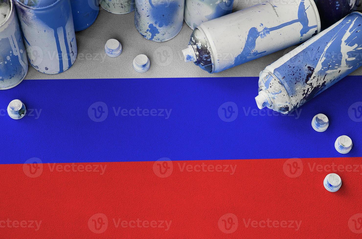 Russie drapeau et peu utilisé aérosol vaporisateur canettes pour graffiti peinture. rue art culture concept photo