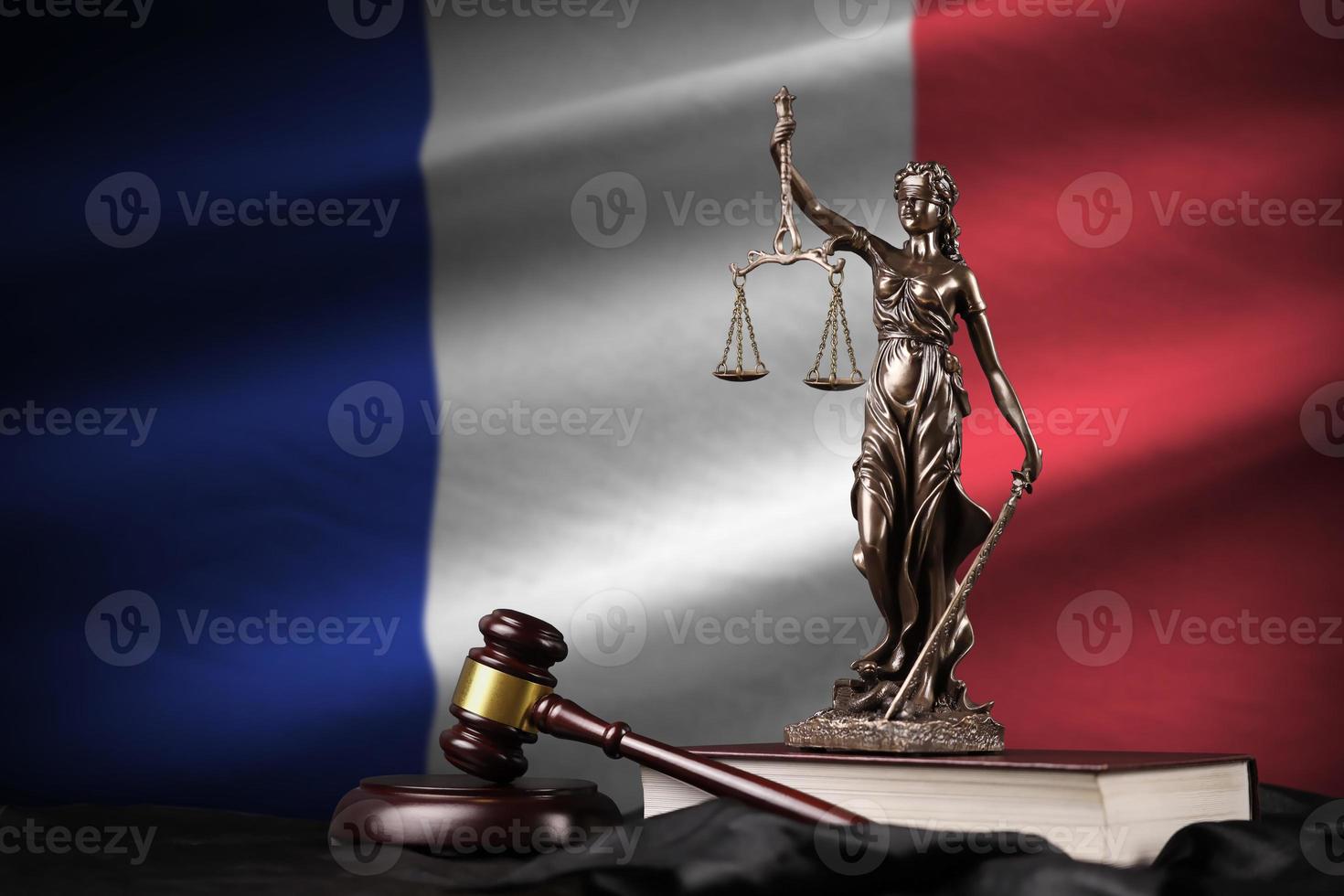 France drapeau avec statue de Dame justice, Constitution et juge marteau sur noir draperie. concept de jugement et culpabilité photo