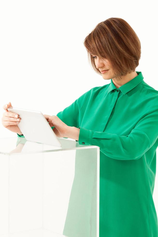 femme utilisant une tablette portant une chemise verte photo