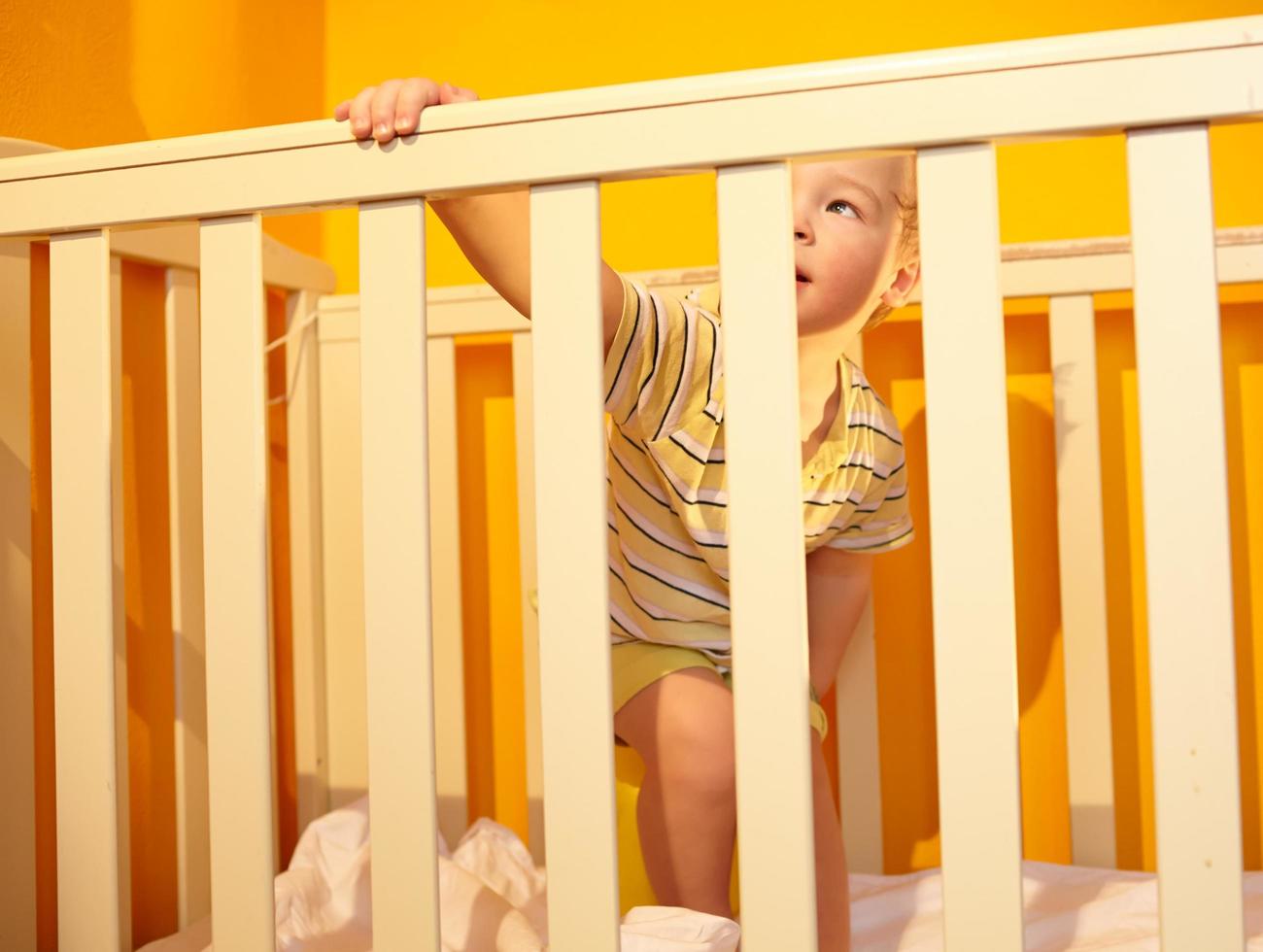 enfant dans un berceau photo