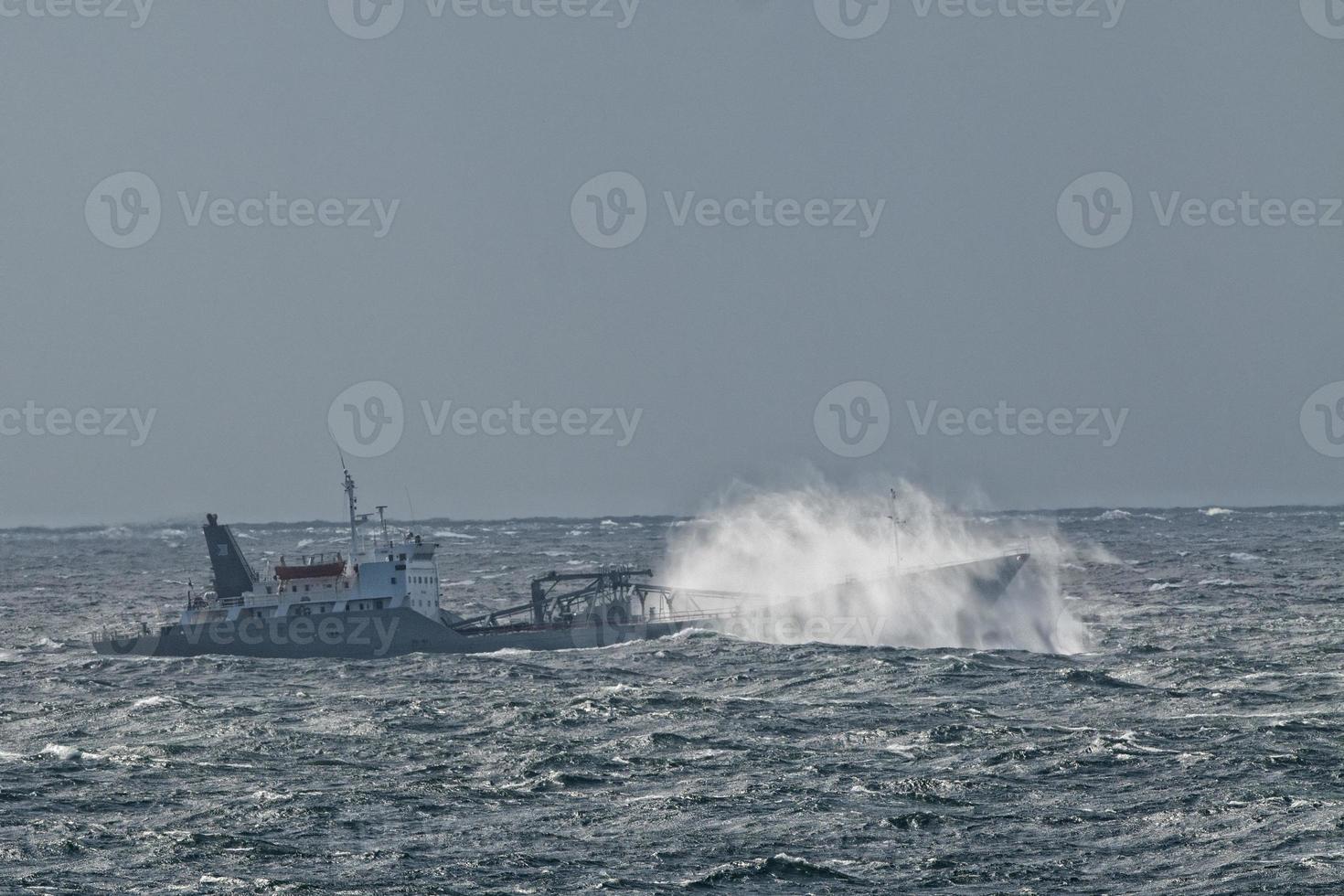 navire dans la tempête photo