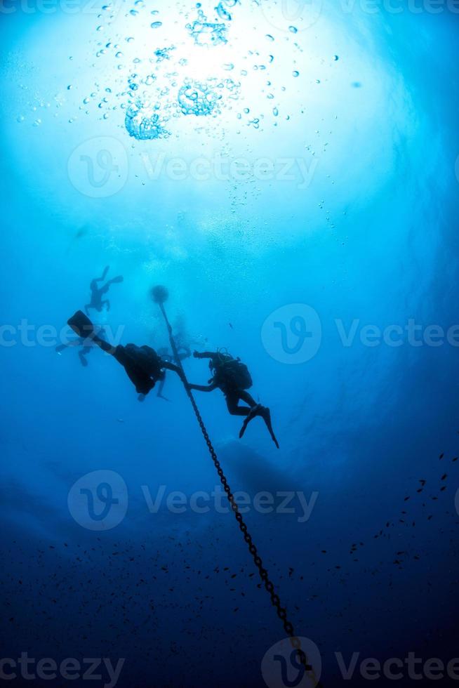 plongeurs sous bateau pour déco time dans le bleu photo