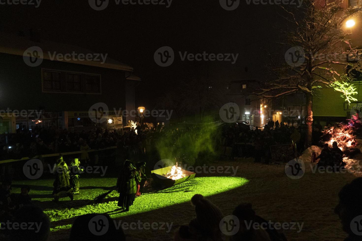 neuschoenau, allemagne - 5 janvier 2019 - célébration nocturne lousnacht avec waldgeister esprit forestier dans le village de bavière photo
