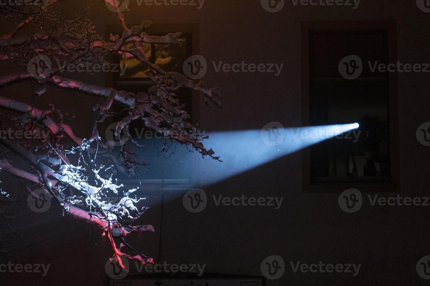 neuschoenau, allemagne - 5 janvier 2019 - célébration nocturne lousnacht avec waldgeister esprit forestier dans le village de bavière photo