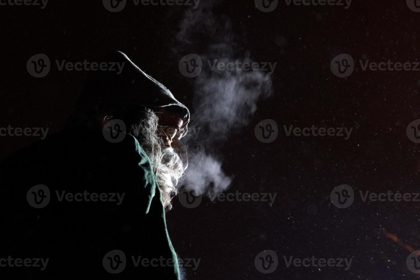 neuschoenau, allemagne - 5 janvier 2019 - célébration nocturne lousnacht avec waldgeister esprit forestier dans le village de bavière photo