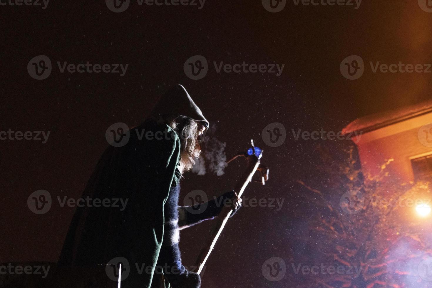 neuschoenau, allemagne - 5 janvier 2019 - célébration nocturne lousnacht avec waldgeister esprit forestier dans le village de bavière photo