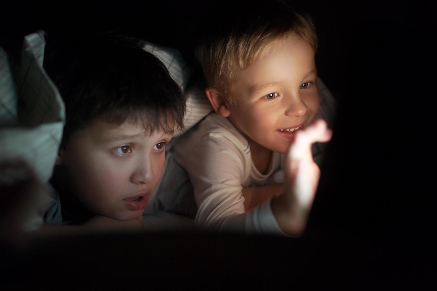 deux garçons regardant un film photo