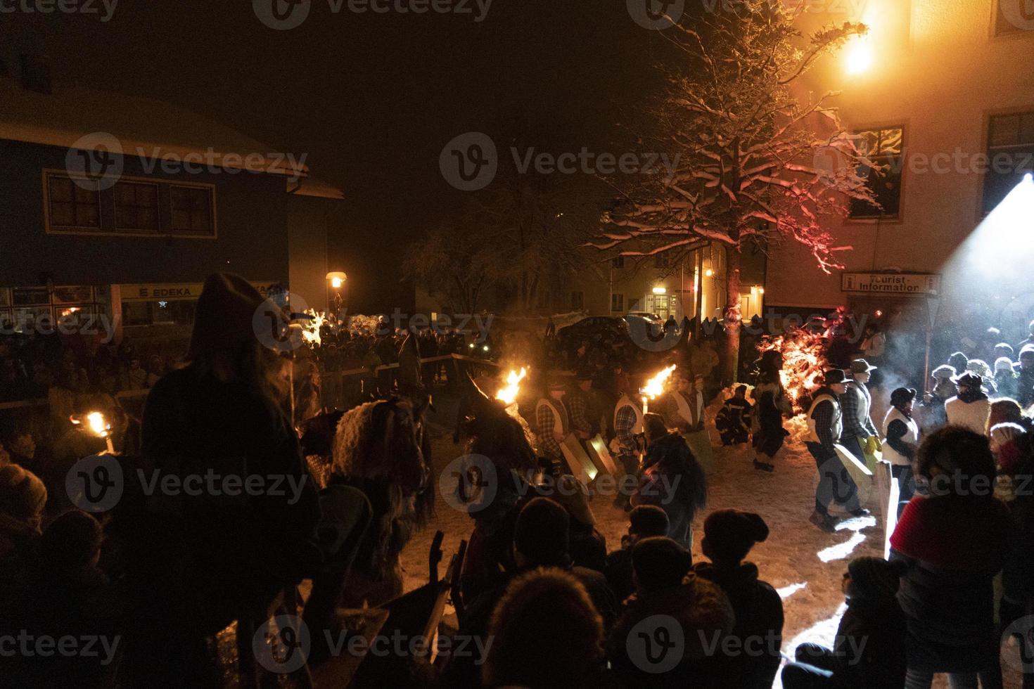 neuschoenau, allemagne - 5 janvier 2019 - célébration nocturne lousnacht avec waldgeister esprit forestier dans le village de bavière photo