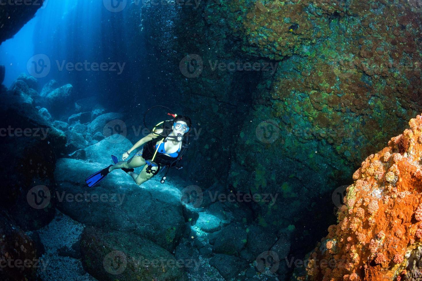 beau plongeur latina à l'intérieur d'un canyon photo