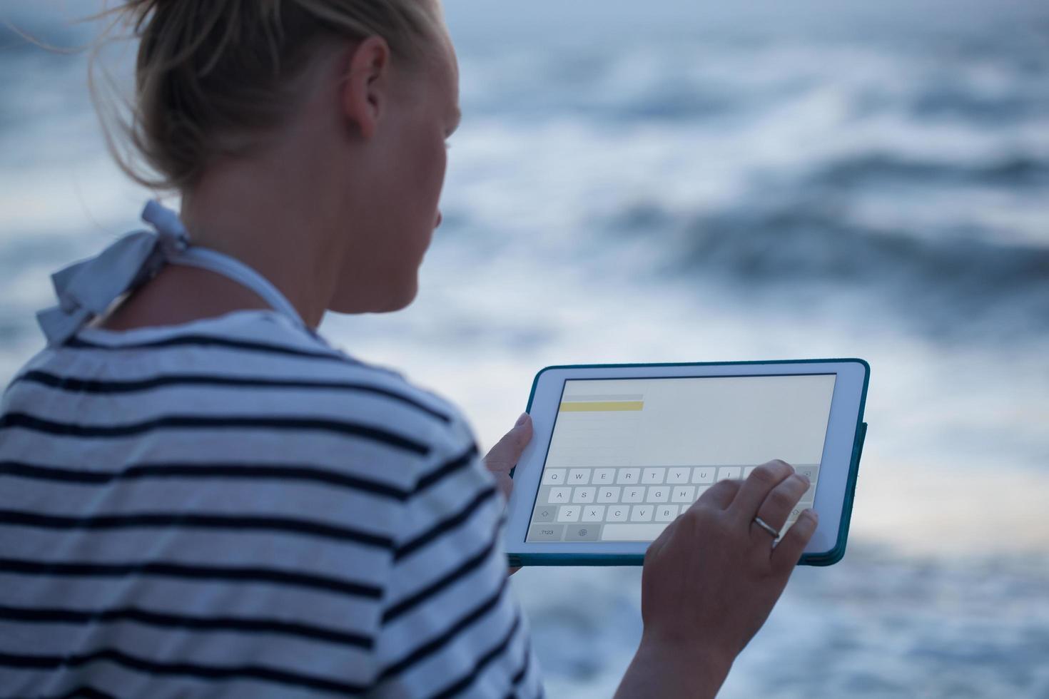 femme tapant sur tablette à l'extérieur photo